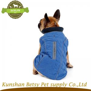 Gele huisdier hond van kleding