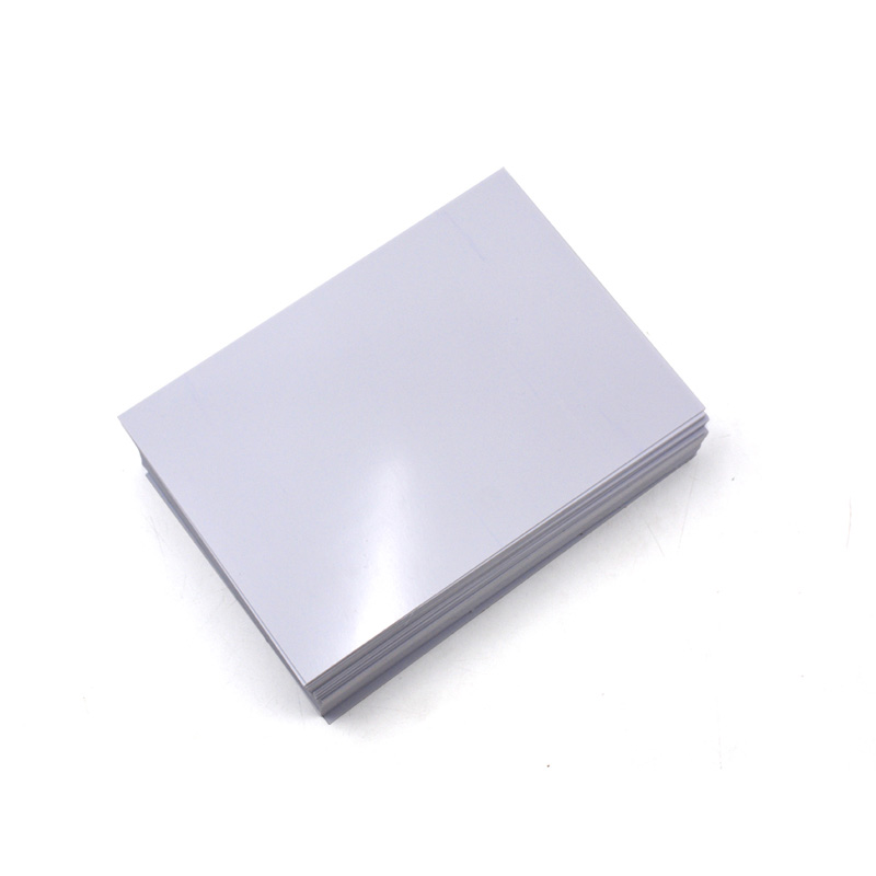 De voorbereiding van siliconen id - kaart met een witte plastic A4 - pet.