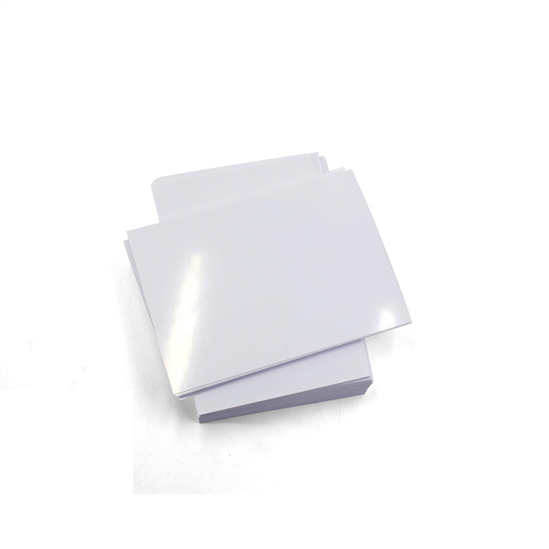 De voorbereiding van siliconen id - kaart met een witte plastic A4 - pet.