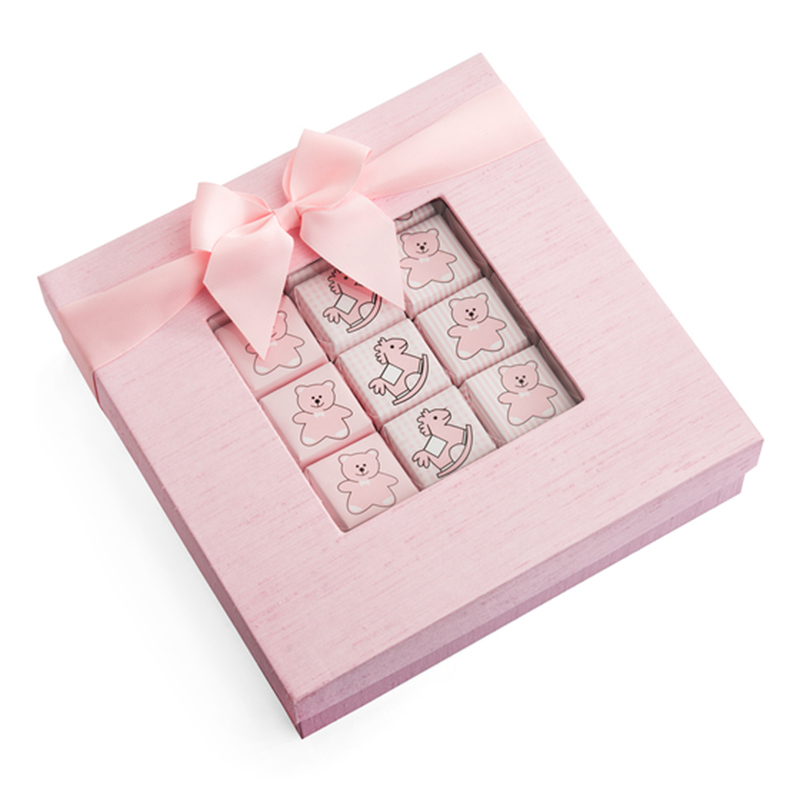stijve kartonnen doos met roze vierkant vouwpapier