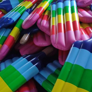 Opblaasbare regenboog popsicle zwembad float / pool lounge