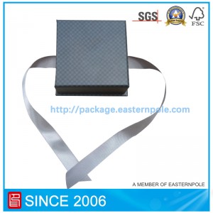 Zwarte luxe verpakkingsdoos met basis en lint