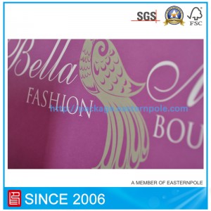 Paarse papieren zak met geknoopt handvat