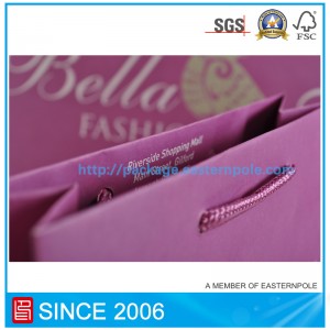 Paarse papieren zak met geknoopt handvat