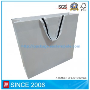 Luxe witte papieren tas voor kleding met omgekeerde onderkant