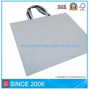 Luxe witte papieren tas voor kleding met omgekeerde onderkant