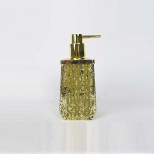 helder glas met goudkleurige badkameraccessoires