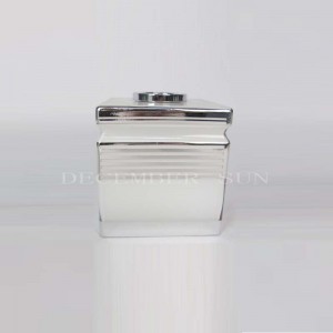 Elegant wit met zilveren lijn glazen badkamerset