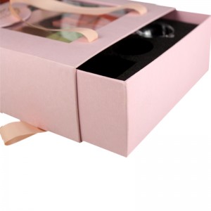 Elegance Tote Box toont volledige set cadeau-theevoedsel met handgeschenkdoos