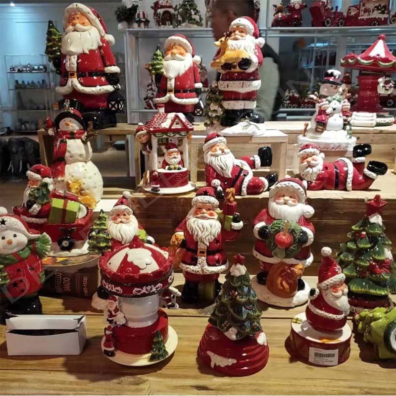 Groot assortiment keramische handgeschilderde stukken voor kerstdecoraties
