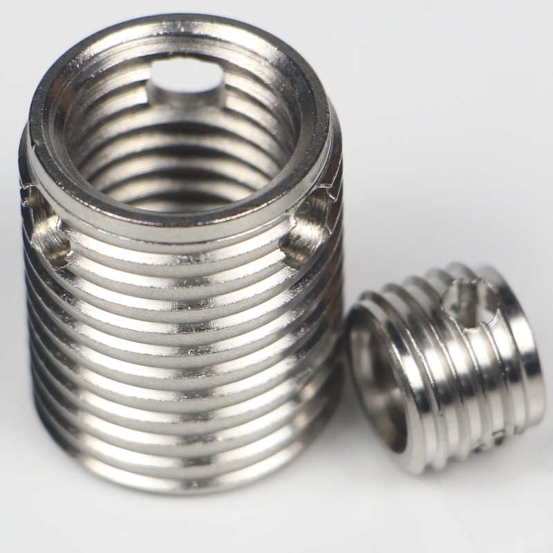 308 000 040.500 308 M4 * 0.7 * 6.5 * 0.8 * 8L zelftappende schroefdraadinserts met 3 gaten zonder bramen 500K voorraad