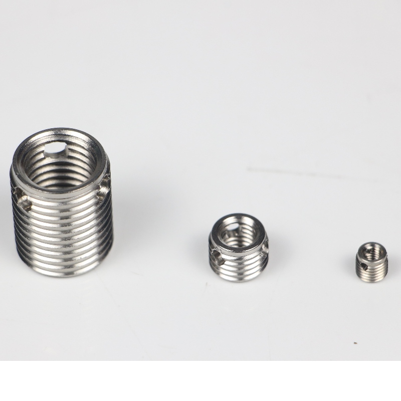 308 000 040.500 308 M4 * 0.7 * 6.5 * 0.8 * 8L zelftappende schroefdraadinserts met 3 gaten zonder bramen 500K voorraad