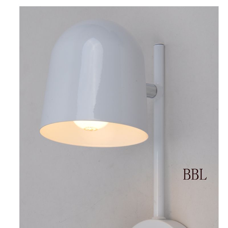 Wandlamp met draaibare metalen kap
