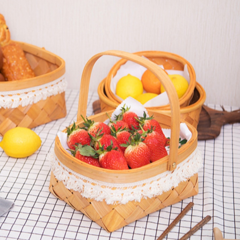 Houten geweven mand met handvat