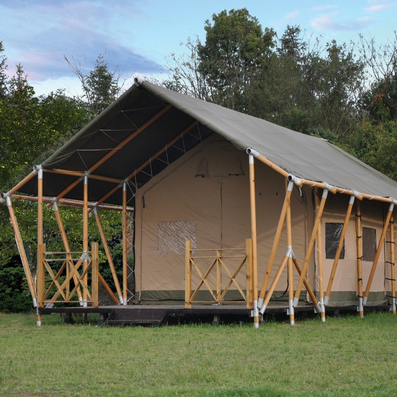 Glampingtent van canvasstructuur met houten structuur