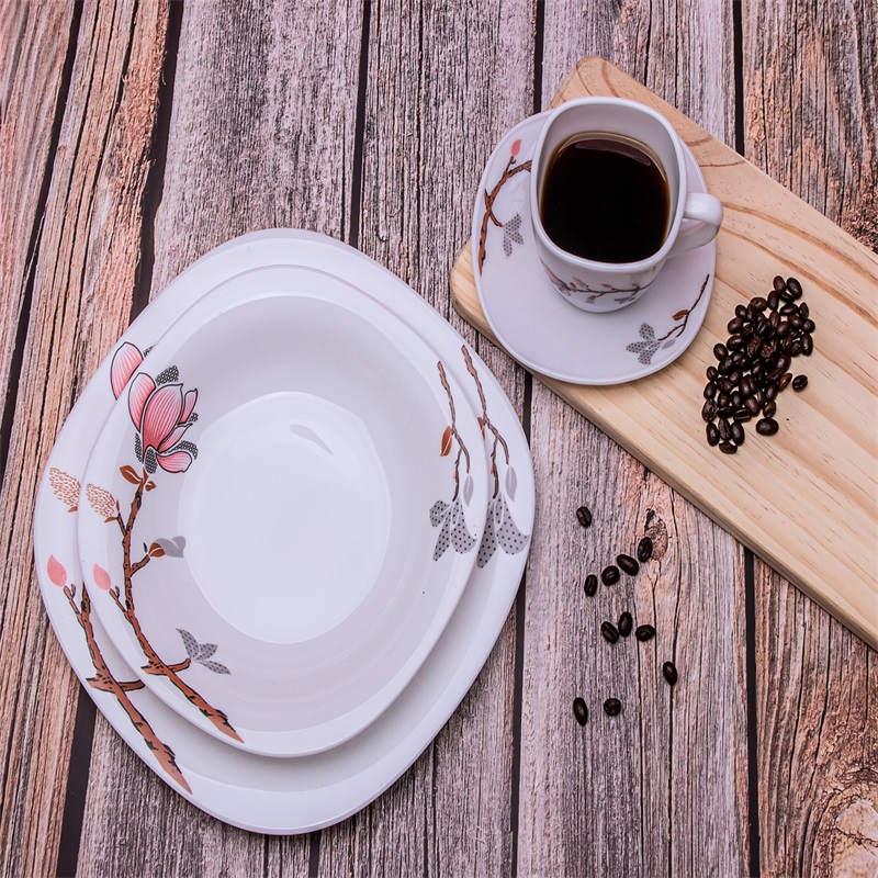 Set voor een diner uit glas van opal