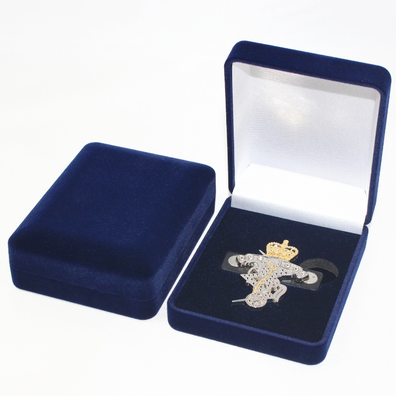 Artikel D-22B ronde vorm fluwelen doos voor munt, ketting en badge, mm. 70 * 90 * 30, weegt ongeveer 60 g