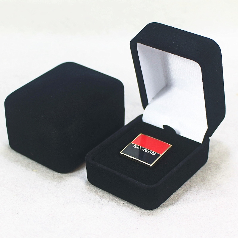 Artikel F-20 ronde vorm fluwelen doos voor ring, badge of munt, mm. 45 * 55 * 38, weegt ongeveer 32 g