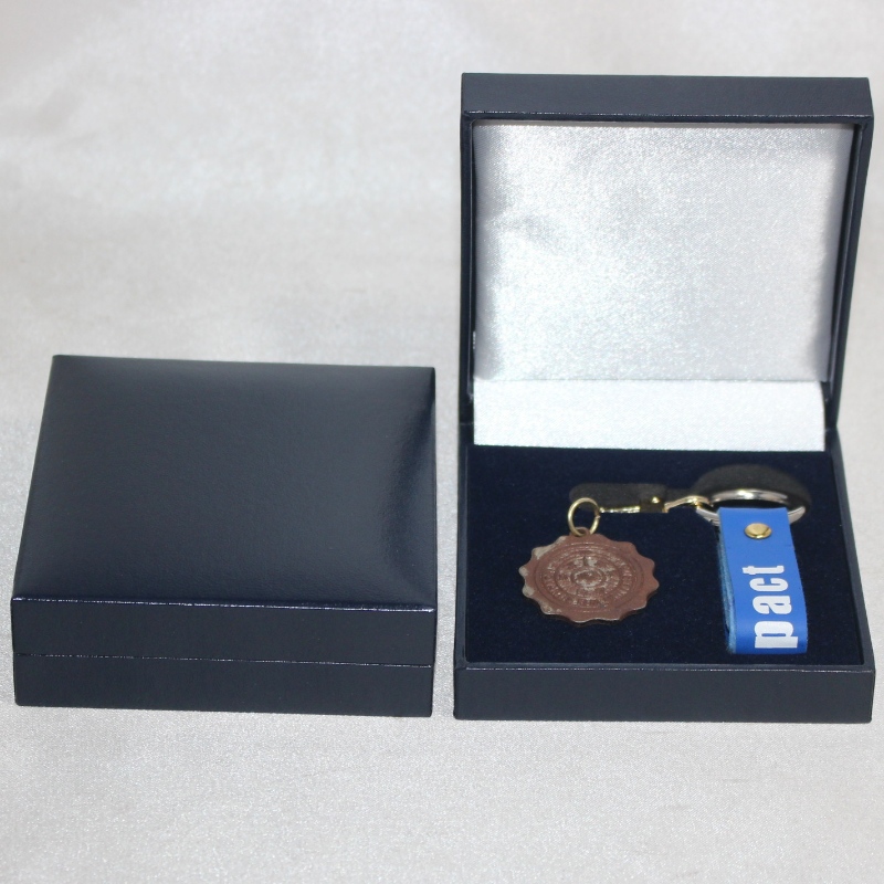 Item V-06 vierkant Plastic Flannelette box voor 50-60 mm munt, badge, manchetknopen, dasclip, medaille, enz. mm.88*91*33, gewichten over 85g