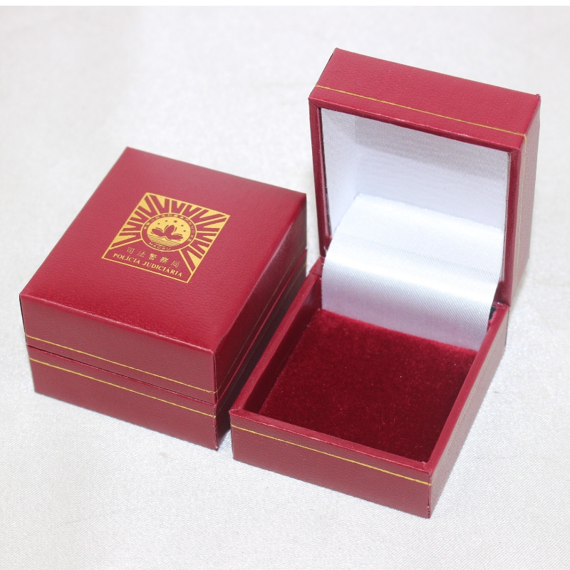 Artikel V-07S vierkant plastic kunstleer Kartonnen doos voor een diameter van 25-30 mm munt, badge, ring enz. Mm. 46 * 53 * 32, weegt ongeveer 35 g