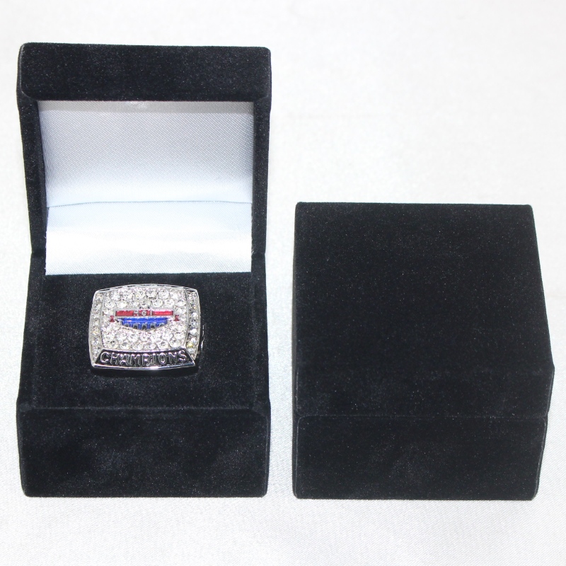 Artikel V-08 vierkante flanellen doos voor diameter 25-38 mm munt, insigne, grote ring, etc. mm. 60 * 60 * 48, weegt ongeveer 63 g