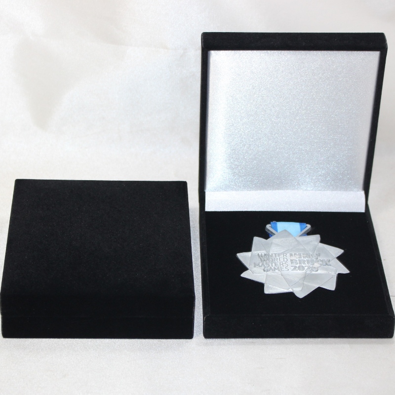 Artikel V-19 vierkante PU-lederen doos voor munten van 90 * 90 mm, medaille en badge, enz. Mm. 110 * 125 * 33, weegt ongeveer 140 g