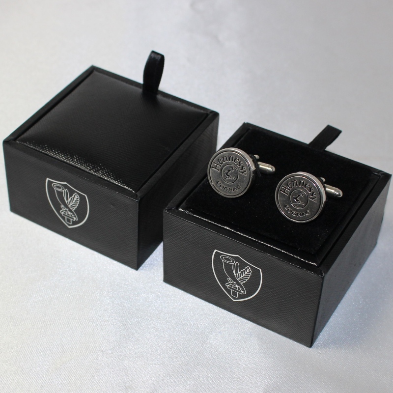 Artikel V-20S vierkante PU lederen box voor paar manchetknopen etc. mm. 65 * 65 * 38, weegt ongeveer 62 g