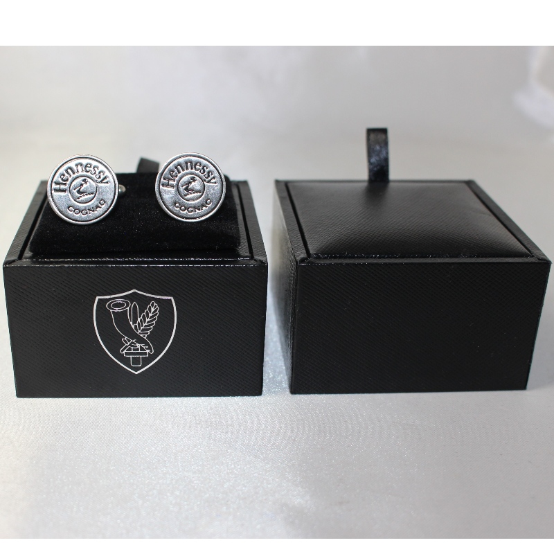 Artikel V-20S vierkante PU lederen box voor paar manchetknopen etc. mm. 65 * 65 * 38, weegt ongeveer 62 g