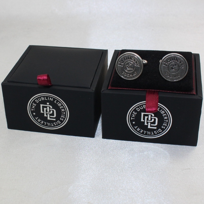 Artikel V-20S vierkante PU lederen box voor paar manchetknopen etc. mm. 65 * 65 * 38, weegt ongeveer 62 g