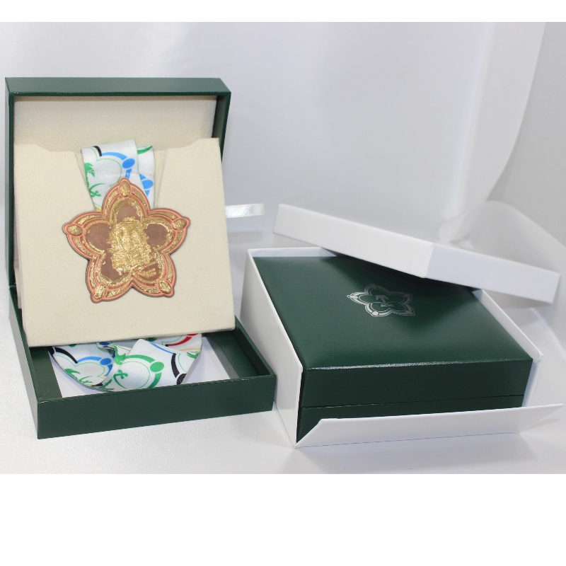 Artikel V-22 vierkant kunstleer Kartonnen doos voor munten van 90 * 90 mm, badge, medaille enz. Mm. 128 * 128 * 50, weegt ongeveer 191 g