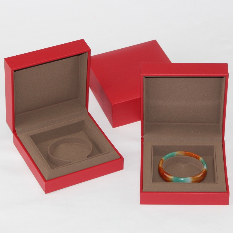 Exquisite sierraden verpakking doos aangepaste hoge kwaliteit rode sierraden armband doos met sponsschuim, de grootte is 115*115*45mm