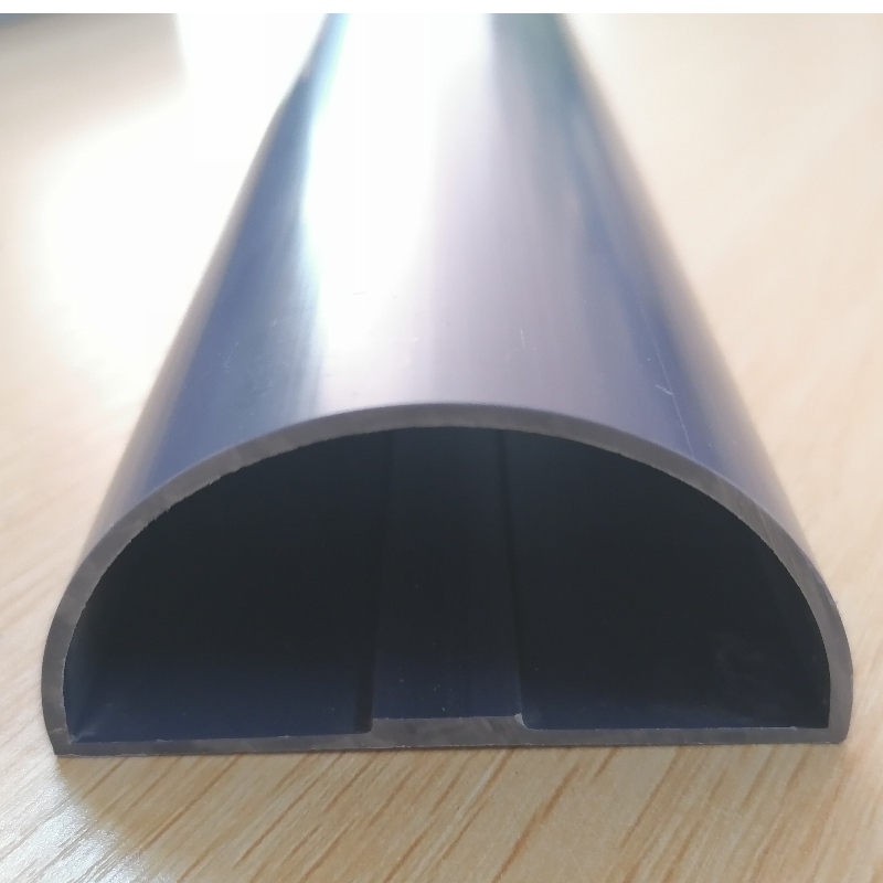 Gecurved PVC D in de vorm van een plastic kanaal