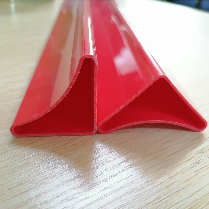 stijve geëxtrudeerde PVC-plastic strip buislaag ondersteunende strip PVC-driehoeksprofiel voor ondersteuning van kastladen