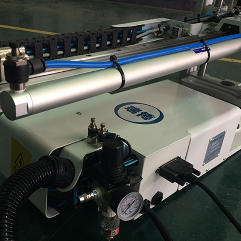 Industriële mechanische arm en manipulatorrobot of pneumatische robotarm voor werkplaatsautomatisering