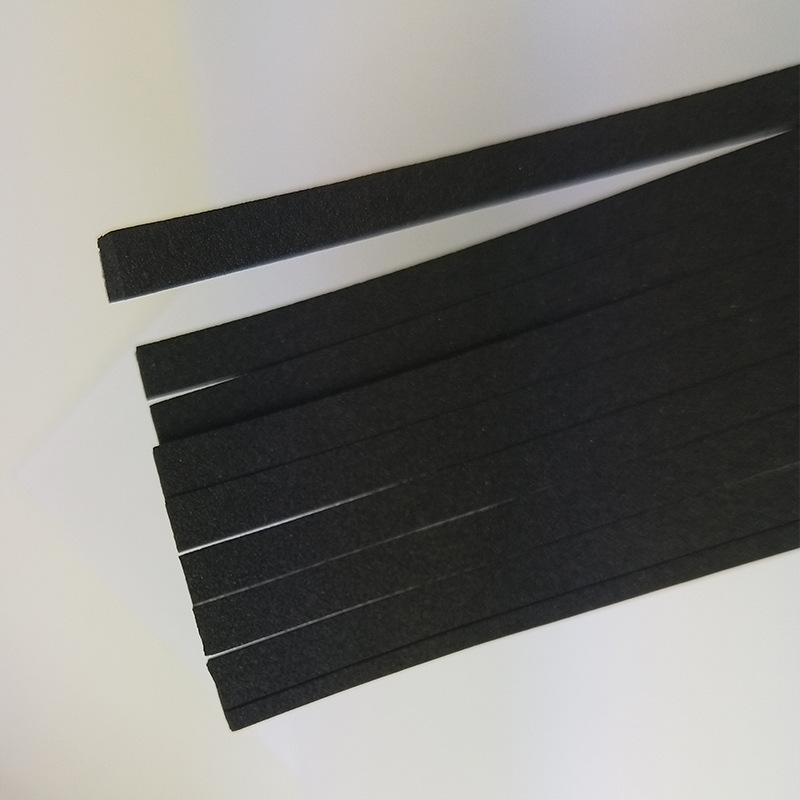 De fabriek levert zwart EPDM-schuim, vlamvertragend zelfklevend schuim, schokabsorberend en afdichtend schuim dat kan worden gestanst