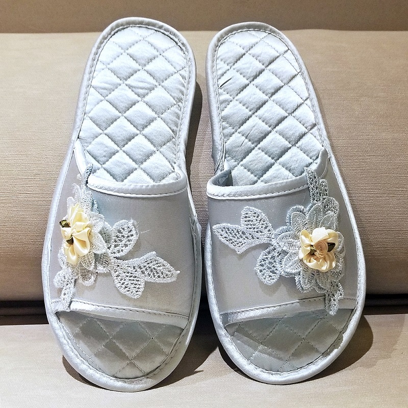 Slide van Silky Satin Embartiery