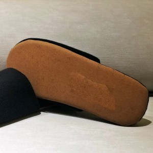 Sweater met kwastjes. Pantoffels