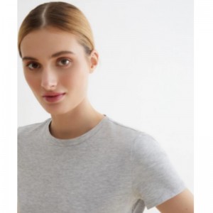 Gemonteerd lichtgrijs T-shirt gemaakt van hypoallergeen
