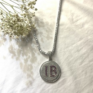 Modieuze ronde brief gegraveerde diamant hanger met ketting