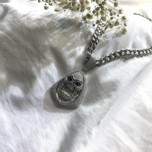 Denieuwe hip-hop-encrusted zirkoon demon hoofd ziet eruit als een diamanten ketting
