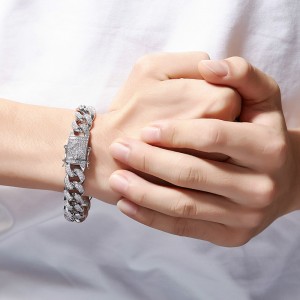 Draadhip is vol met boorarmbanden