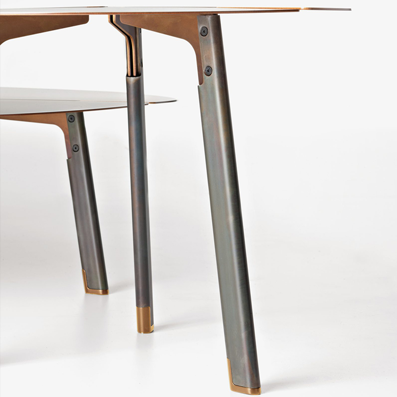 Italiaanse minimalistische 3 -been bijzettafel rustieke antieke ijzeren grafiet stalen ronde metalen salontafel