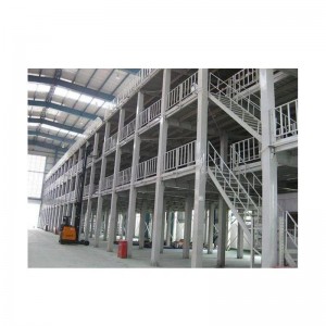 Stalen platform en trappen