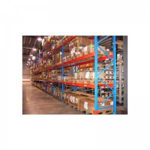 Opslagplanken van magazijn