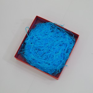 Groothandel hoogwaardige decoratieve raffia versnipperde doos vulling crimle geraspte papier voor geschenkdoos vul Kraft Packing Crinkle Paper Shred