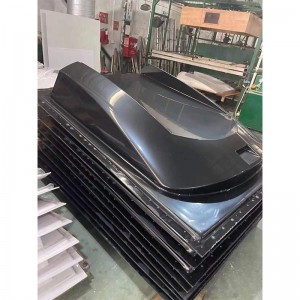 Plastic schaal met auto\'s zonder bestuurder