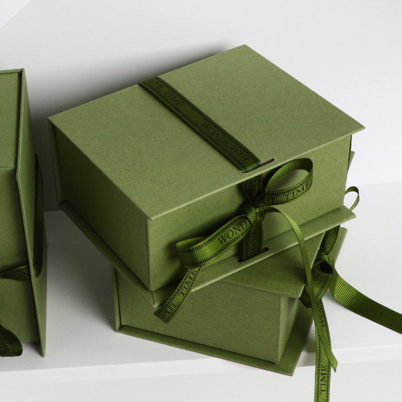 Custom boek-vormige geschenkdoos met zijde