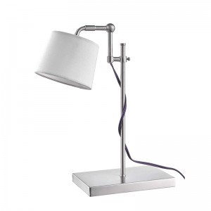 Verstelbare taaklamp op werkstation in kamers