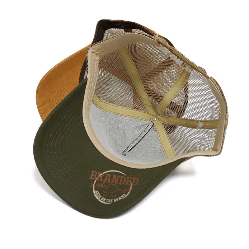 Hot Sale Apply 5 Paneel High Crown Cotton Trucker Caps Custom Lederen Patch met 2 Side Stripe Trucker Hats