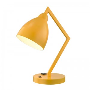 Bureaulamp met vaste metalen arm en kop met een geïntegreerde stroomuitlaat en op/off rocker -schakelaar aan de basis voor kamers